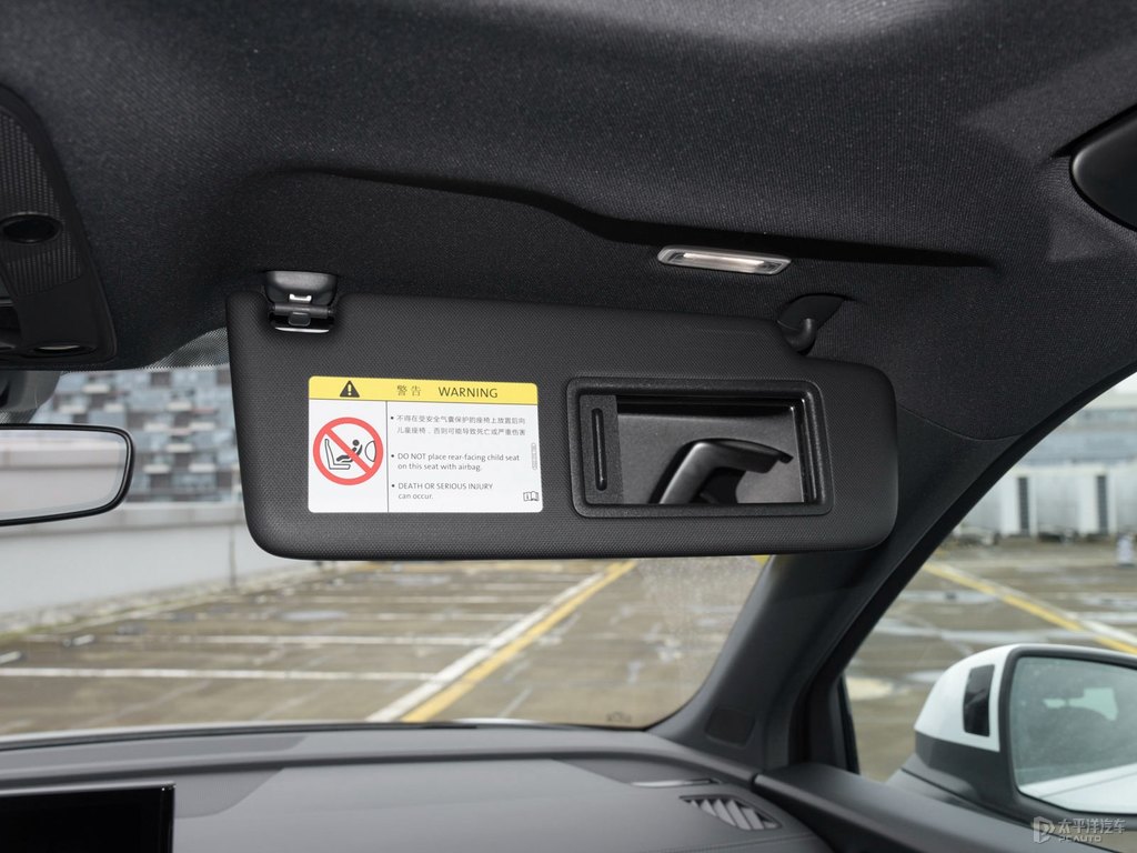 唐古拉白奧迪Q5L Sportback車廂內(nèi)飾圖片