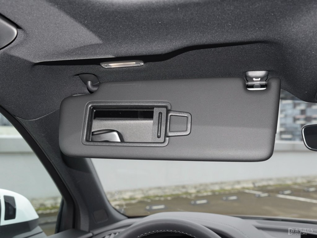 唐古拉白奧迪Q5L Sportback車廂內(nèi)飾圖片