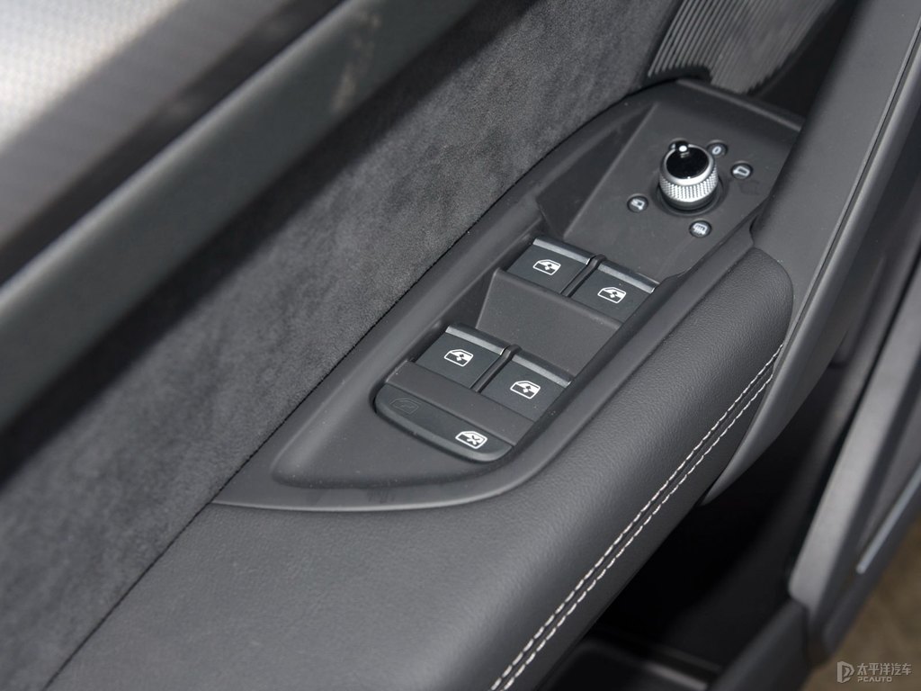 唐古拉白奧迪Q5L Sportback車(chē)廂內(nèi)飾圖片