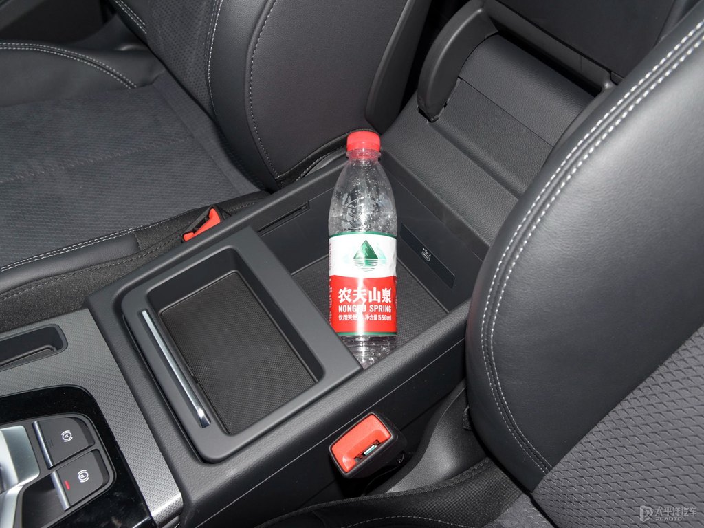 唐古拉白奧迪Q5L Sportback儲物空間空間圖片