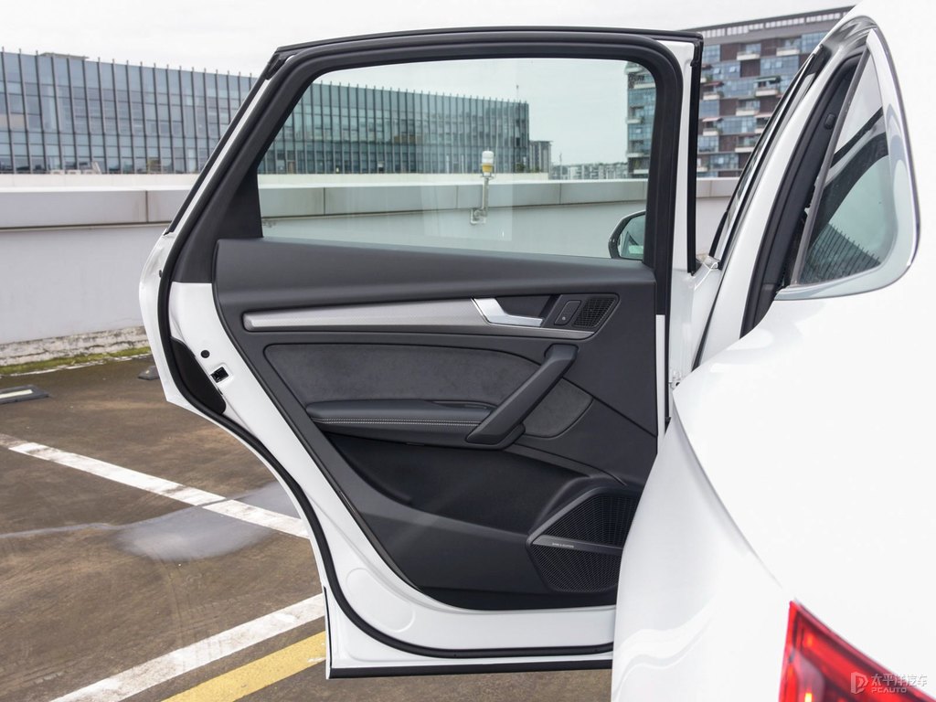 唐古拉白奧迪Q5L Sportback車廂內(nèi)飾圖片