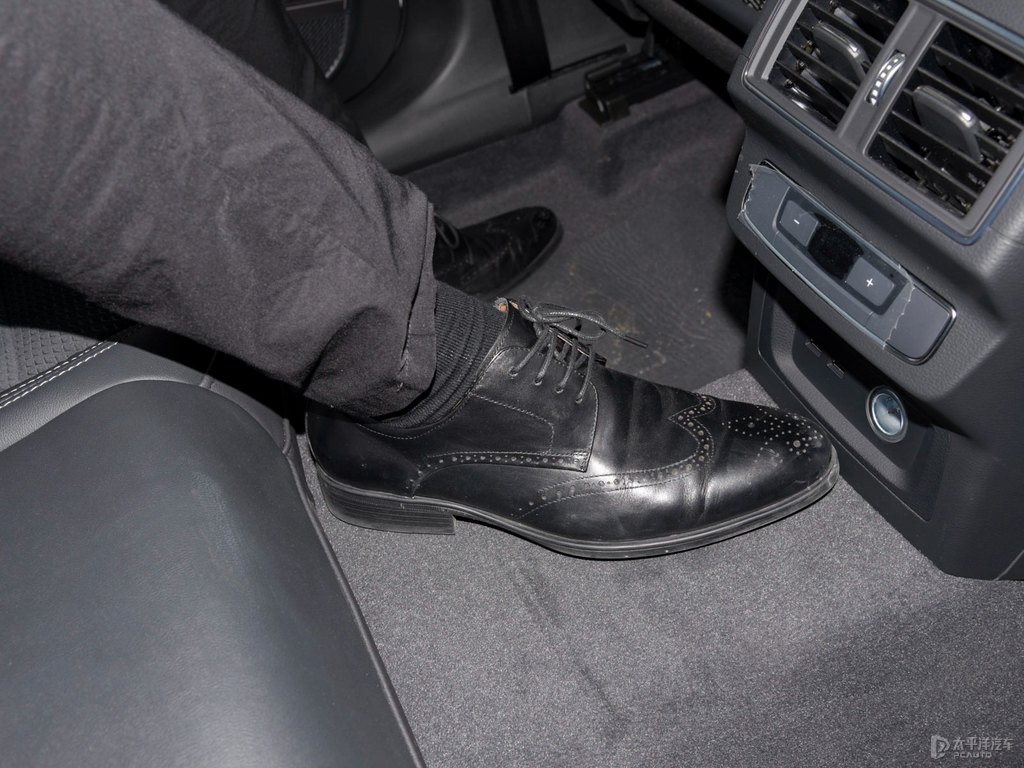 唐古拉白奧迪Q5L Sportback駕乘空間空間圖片