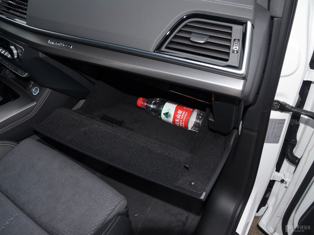唐古拉白奧迪Q5L Sportback儲物空間空間圖片