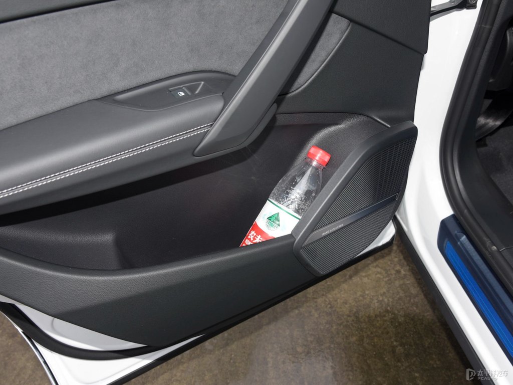 唐古拉白奧迪Q5L Sportback儲物空間空間圖片