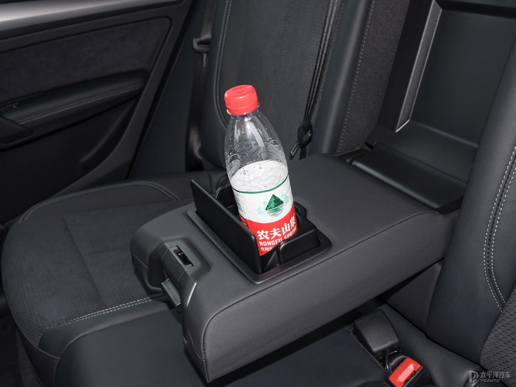 唐古拉白奧迪Q5L Sportback儲物空間空間圖片