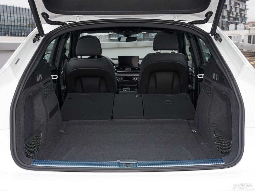 唐古拉白奧迪Q5L Sportback后備廂空間圖片