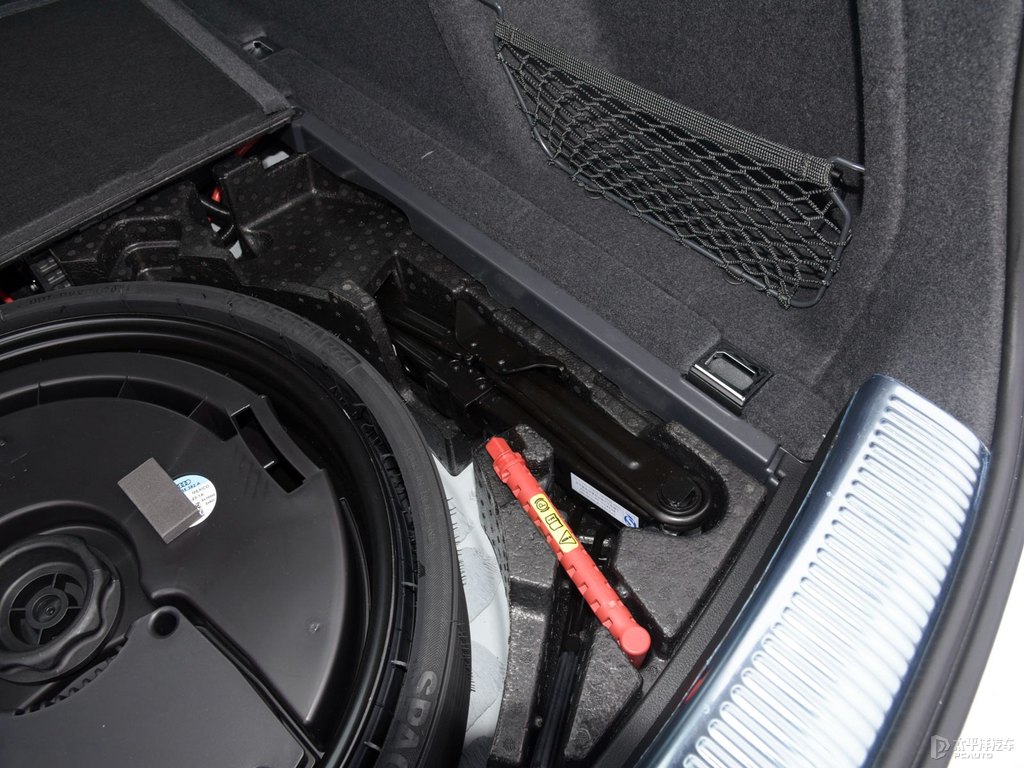 唐古拉白奧迪Q5L Sportback后備廂空間圖片