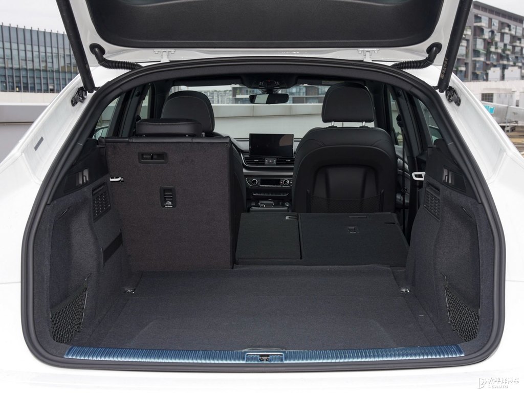 唐古拉白奧迪Q5L Sportback后備廂空間圖片