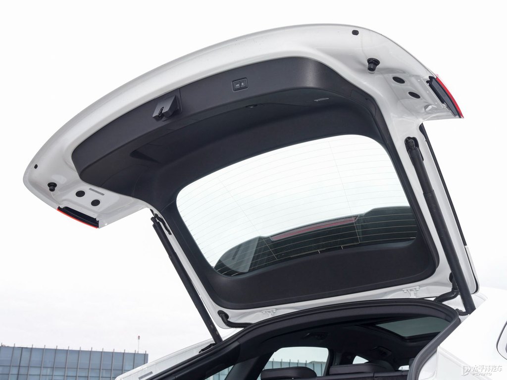 唐古拉白奧迪Q5L Sportback后備廂空間圖片