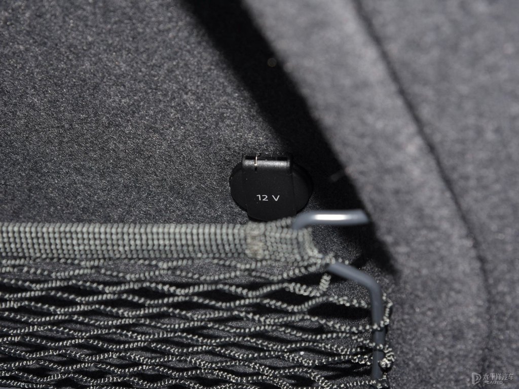 唐古拉白奧迪Q5L Sportback后備廂空間圖片