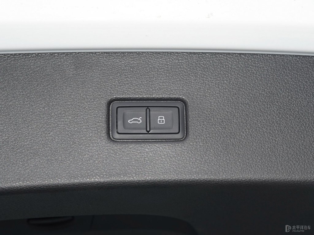 唐古拉白奧迪Q5L Sportback后備廂空間圖片
