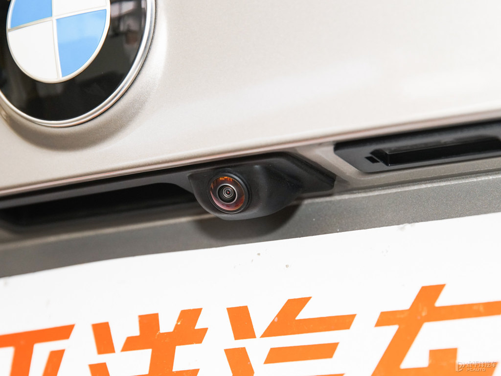 開士米銀寶馬X1車尾外觀圖片