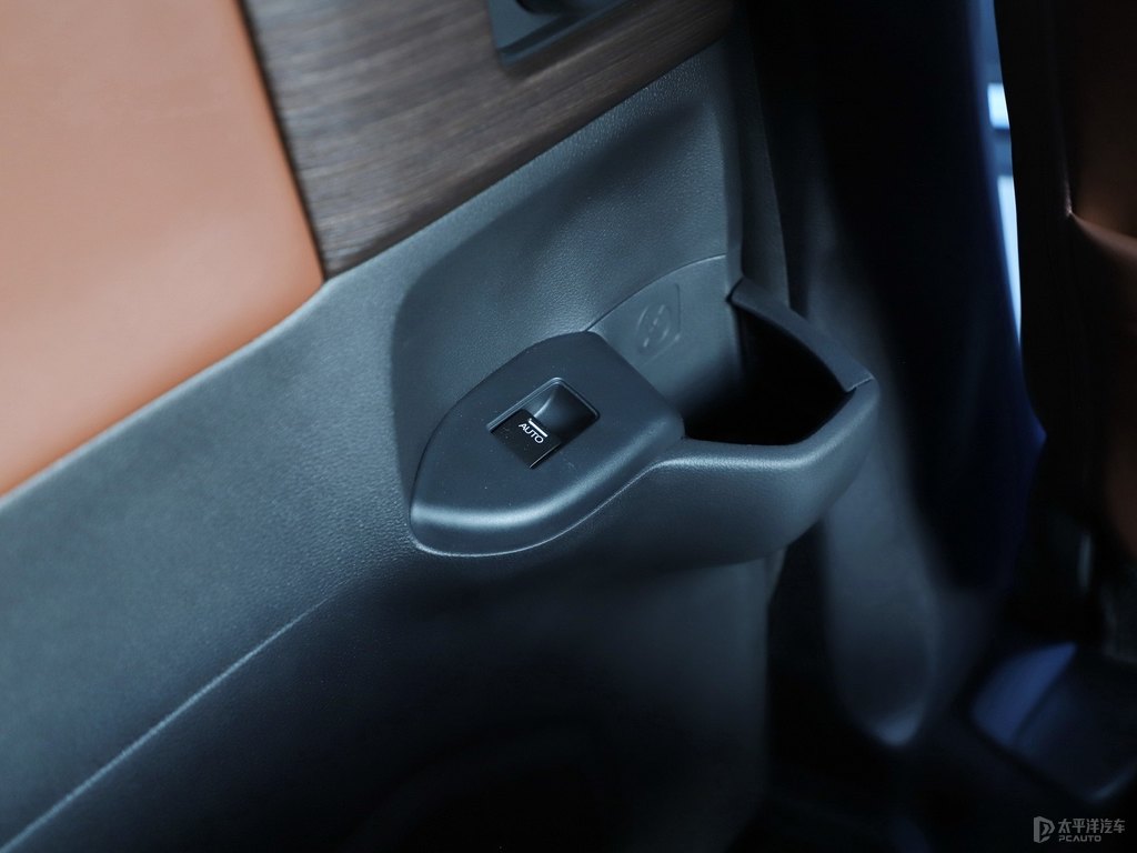 星月白奧德賽車(chē)廂內(nèi)飾圖片
