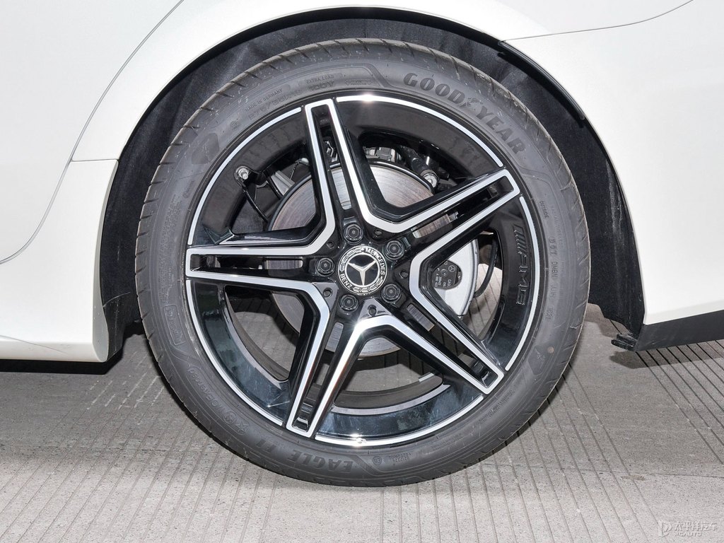 鉆石白奔馳CLS級車身外觀圖片