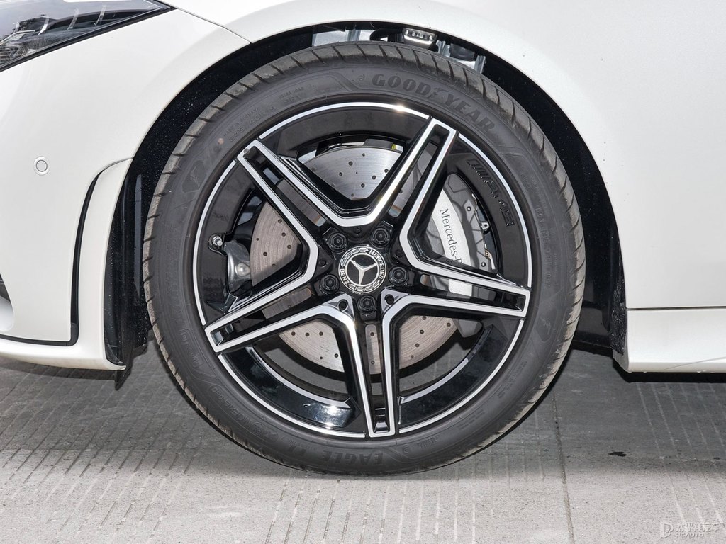 鉆石白奔馳CLS級車身外觀圖片