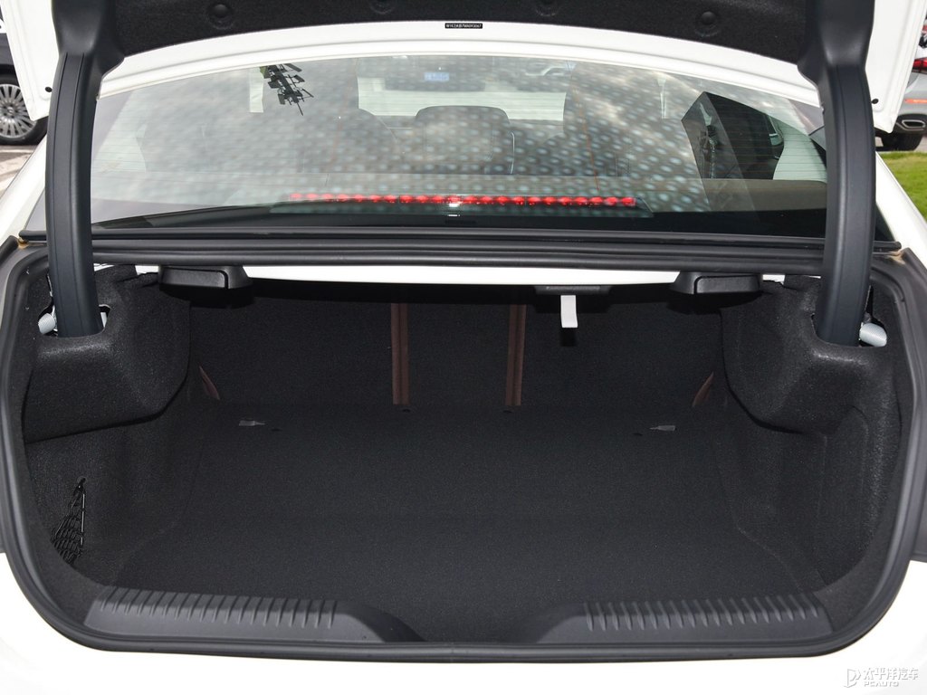 鉆石白奔馳CLS級(jí)后備廂空間圖片