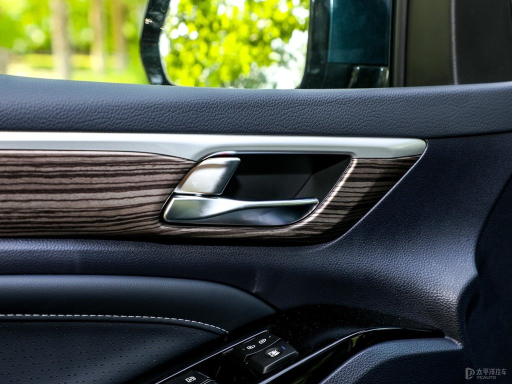 孔雀藍傳祺M8車廂內(nèi)飾圖片
