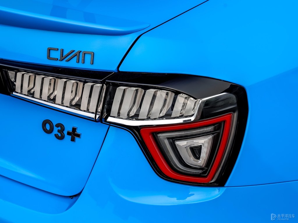 黑色+Cyan藍(lán)領(lǐng)克03車尾外觀圖片
