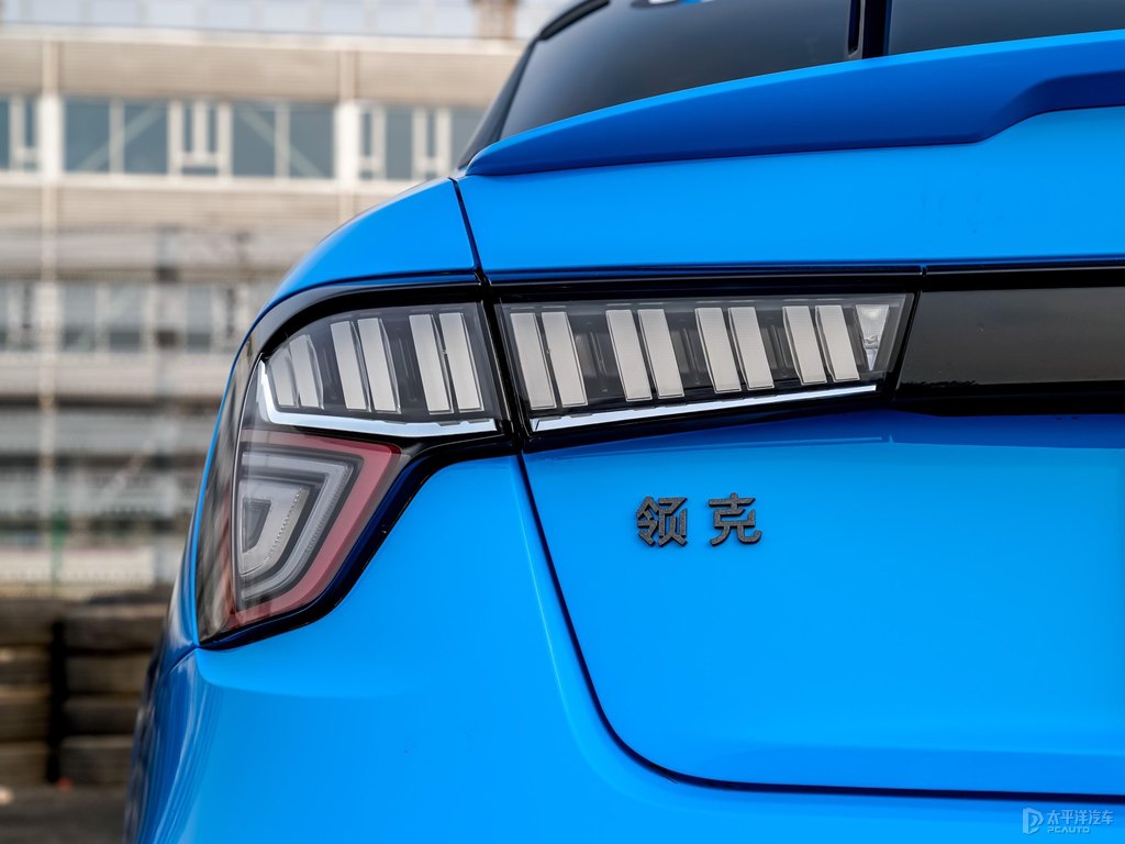 黑色+Cyan藍(lán)領(lǐng)克03車(chē)尾外觀圖片