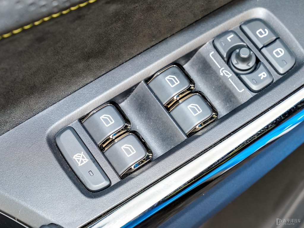 黑色+Cyan藍領(lǐng)克03車廂內(nèi)飾圖片