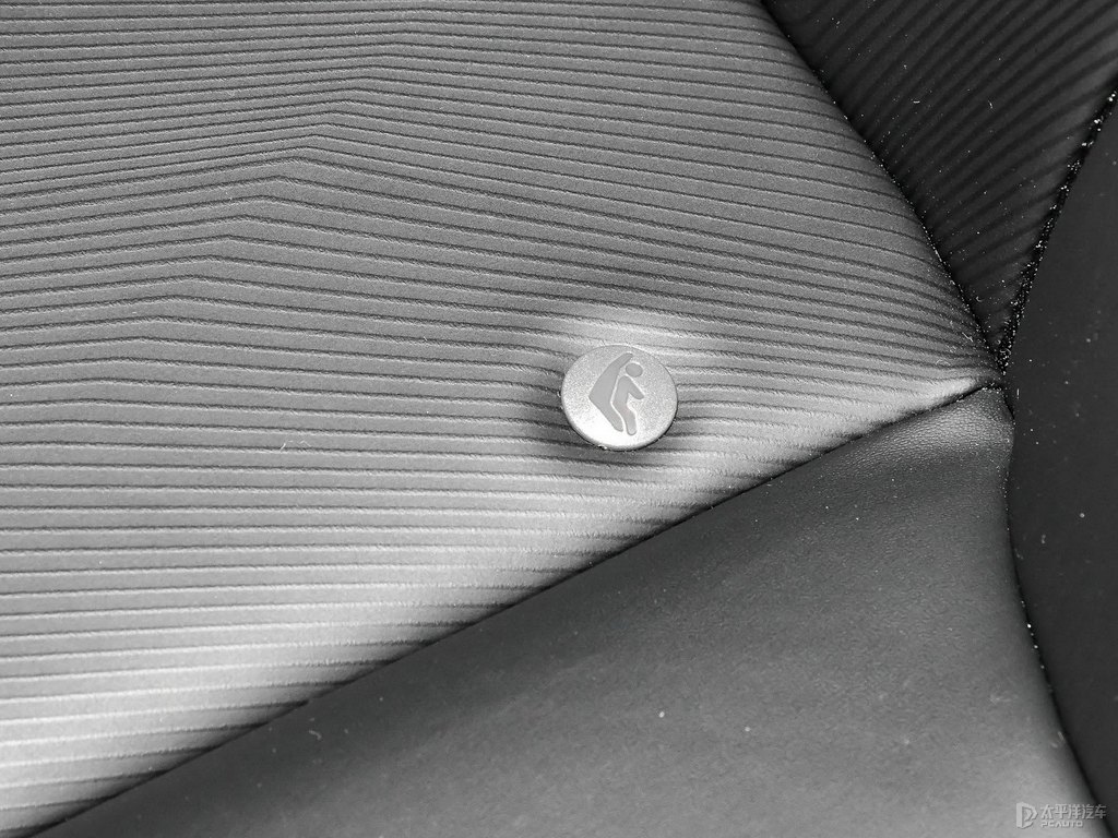 水銀灰云母+酒紅云母雷克薩斯CT座椅內(nèi)飾圖片