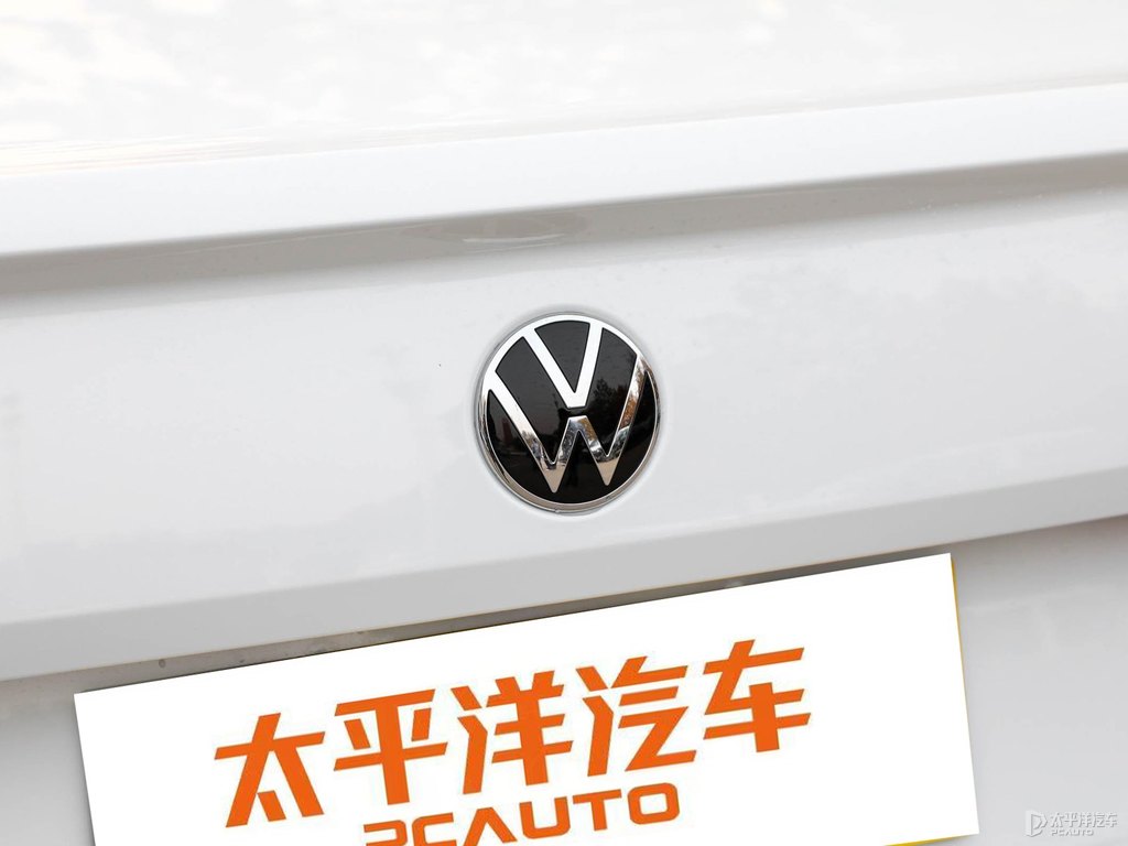 極地白寶來車尾外觀圖片