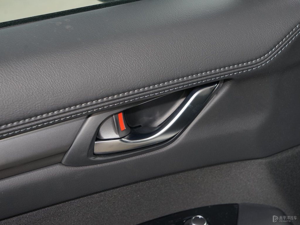 珠光白馬自達CX-5車廂內(nèi)飾圖片