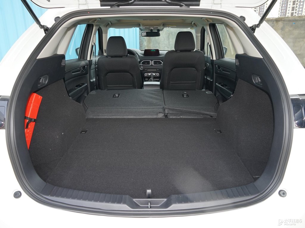 珠光白馬自達CX-5后備廂空間圖片