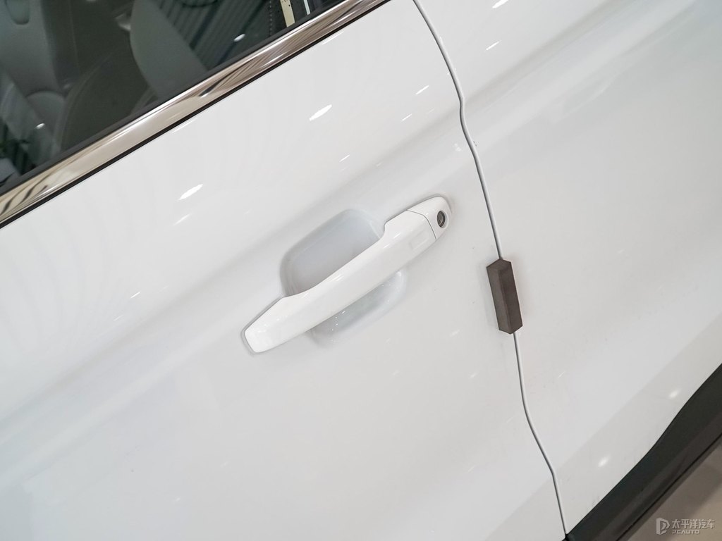 漢玉白博越車身外觀圖片