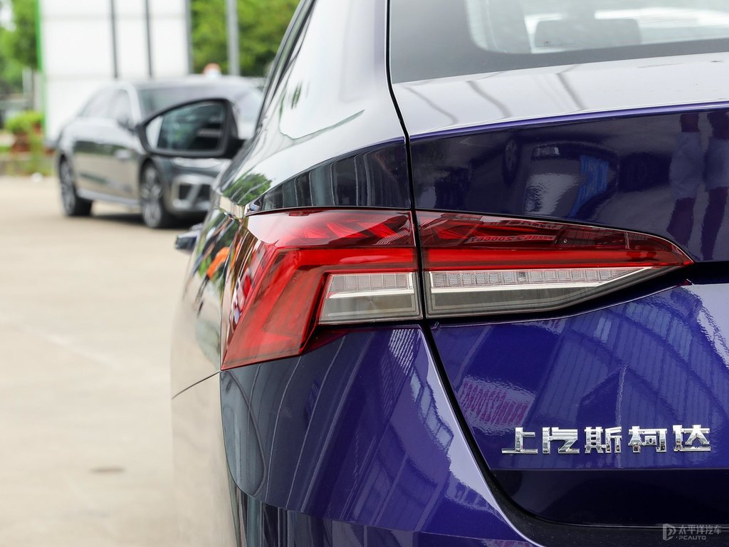 星云藍(lán)明銳車尾外觀圖片