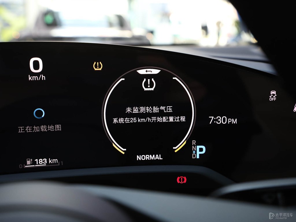 車厘子紅Taycan中控內(nèi)飾圖片