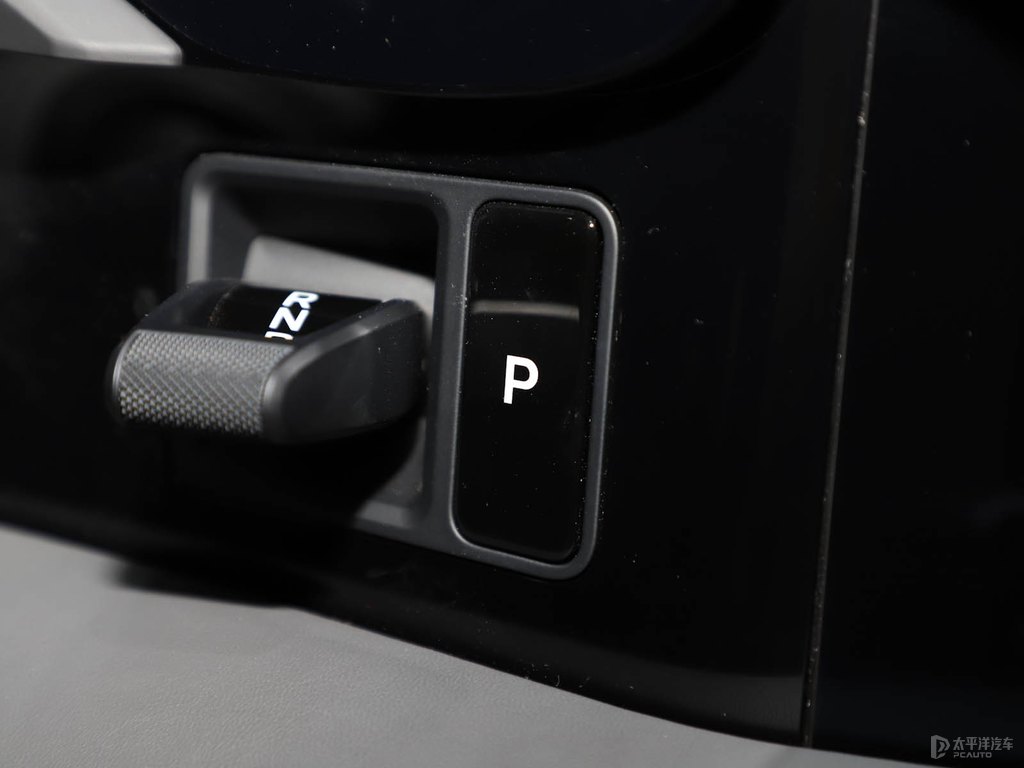 車?yán)遄蛹tTaycan中控內(nèi)飾圖片