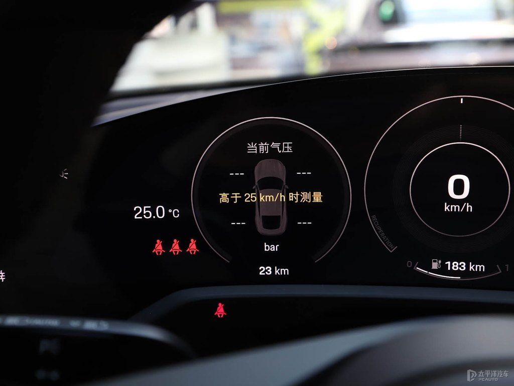 車?yán)遄蛹tTaycan中控內(nèi)飾圖片