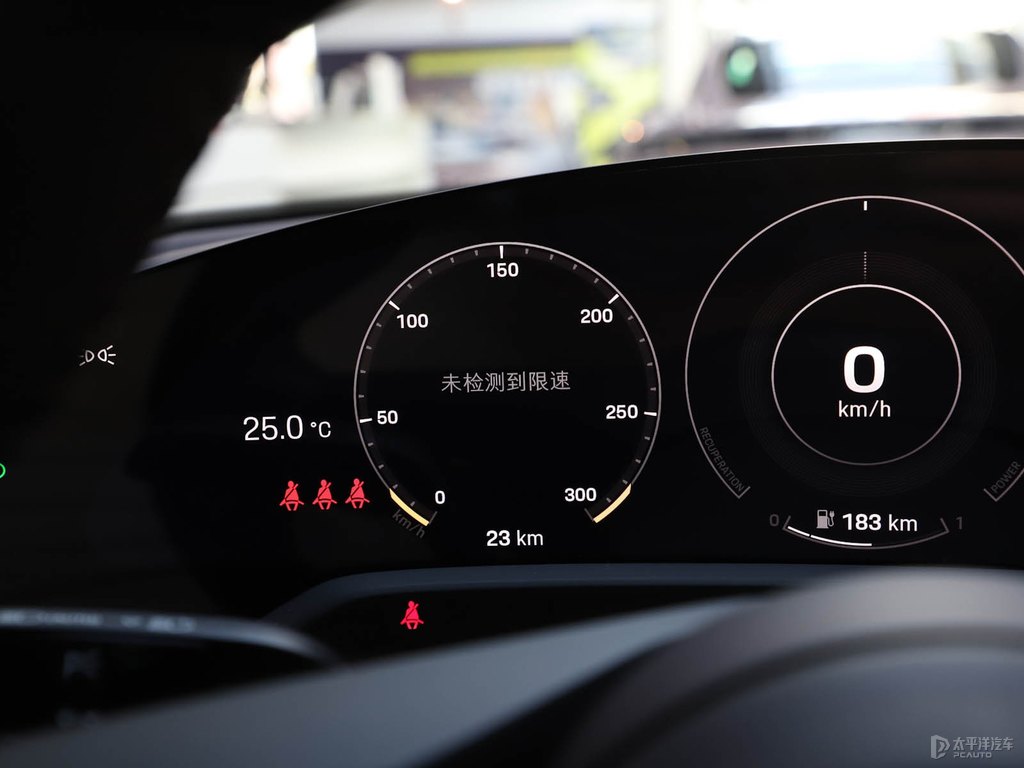 車?yán)遄蛹tTaycan中控內(nèi)飾圖片