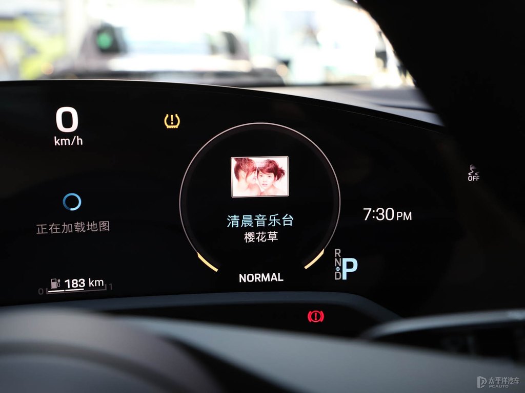 車?yán)遄蛹tTaycan中控內(nèi)飾圖片