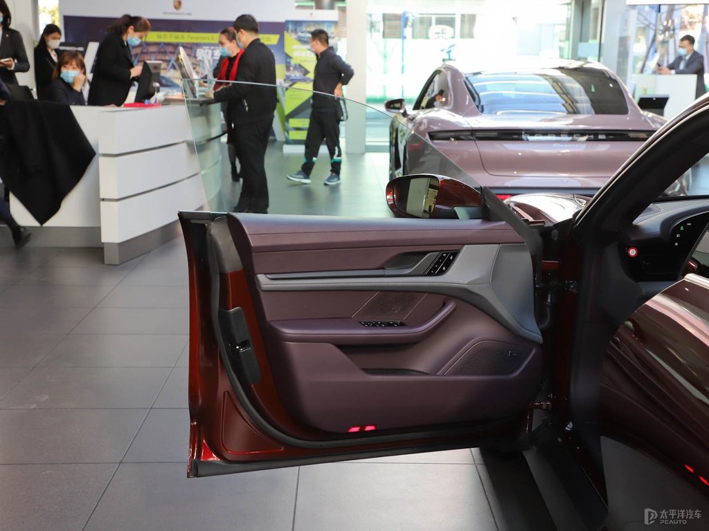 車?yán)遄蛹tTaycan車廂內(nèi)飾圖片