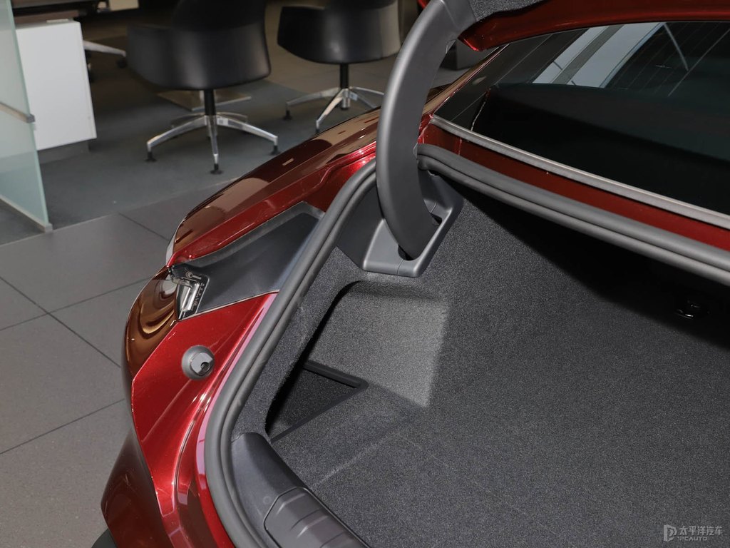 車?yán)遄蛹tTaycan后備廂空間圖片