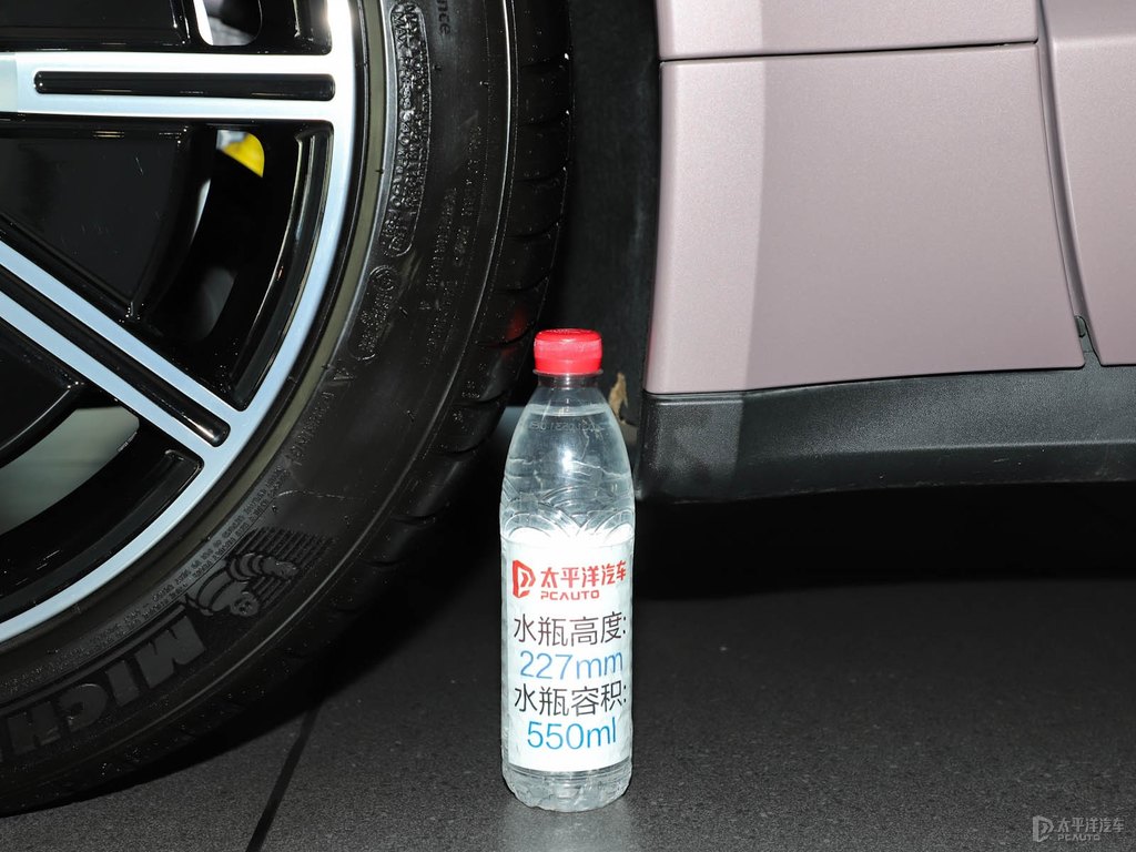 冰莓粉Taycan車身外觀圖片