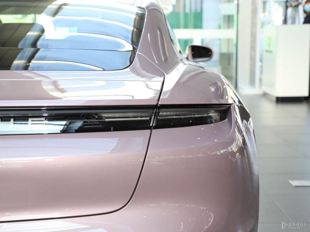 冰莓粉Taycan車尾外觀圖片