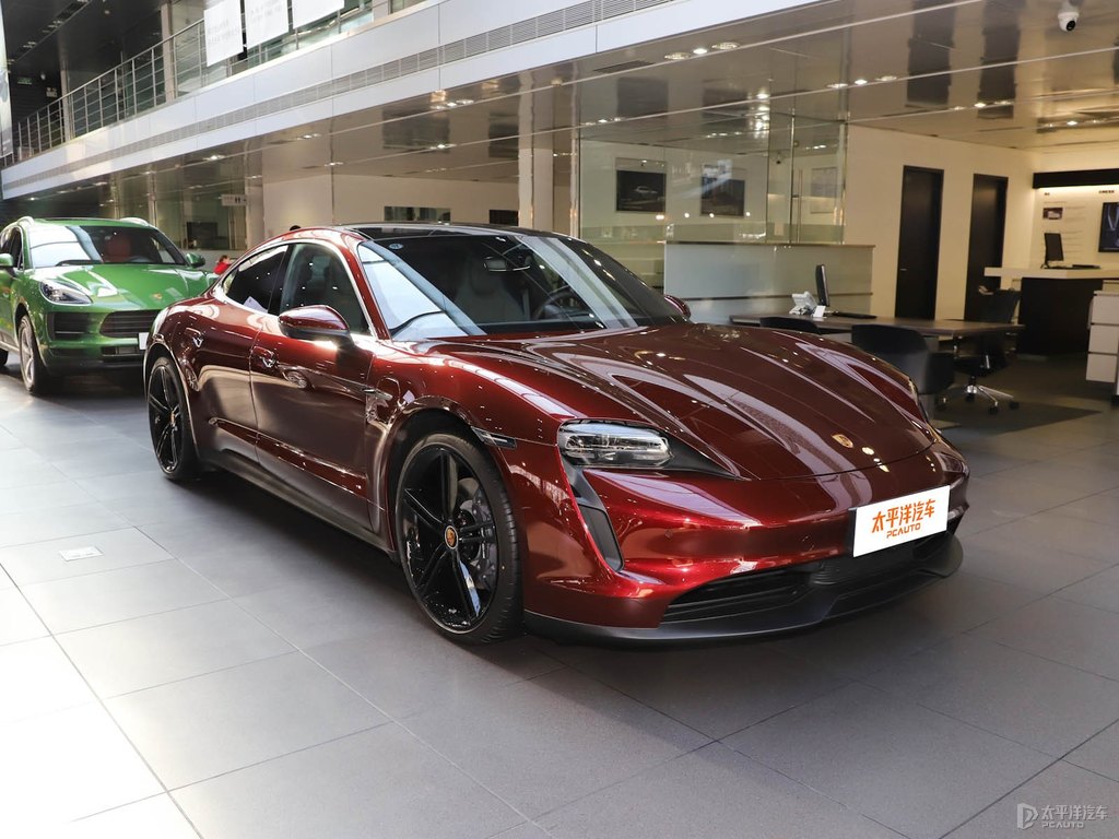車?yán)遄蛹tTaycan整車外觀外觀圖片