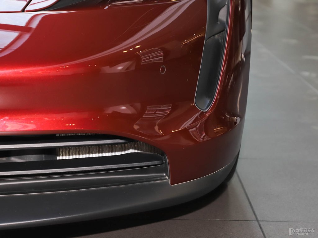 車(chē)?yán)遄蛹tTaycan車(chē)頭外觀圖片