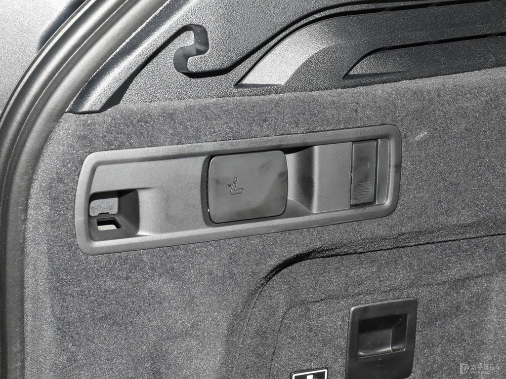 碳黑寶馬X5(進口)后備廂空間圖片