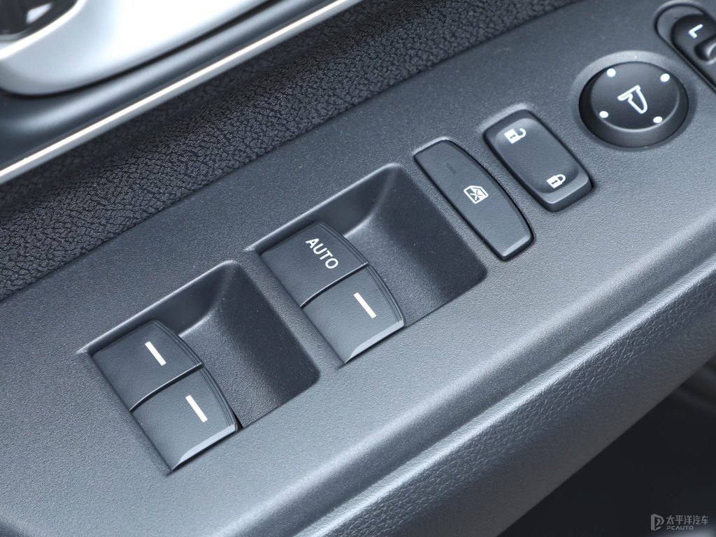 珍珠白本田CR-V車廂內(nèi)飾圖片