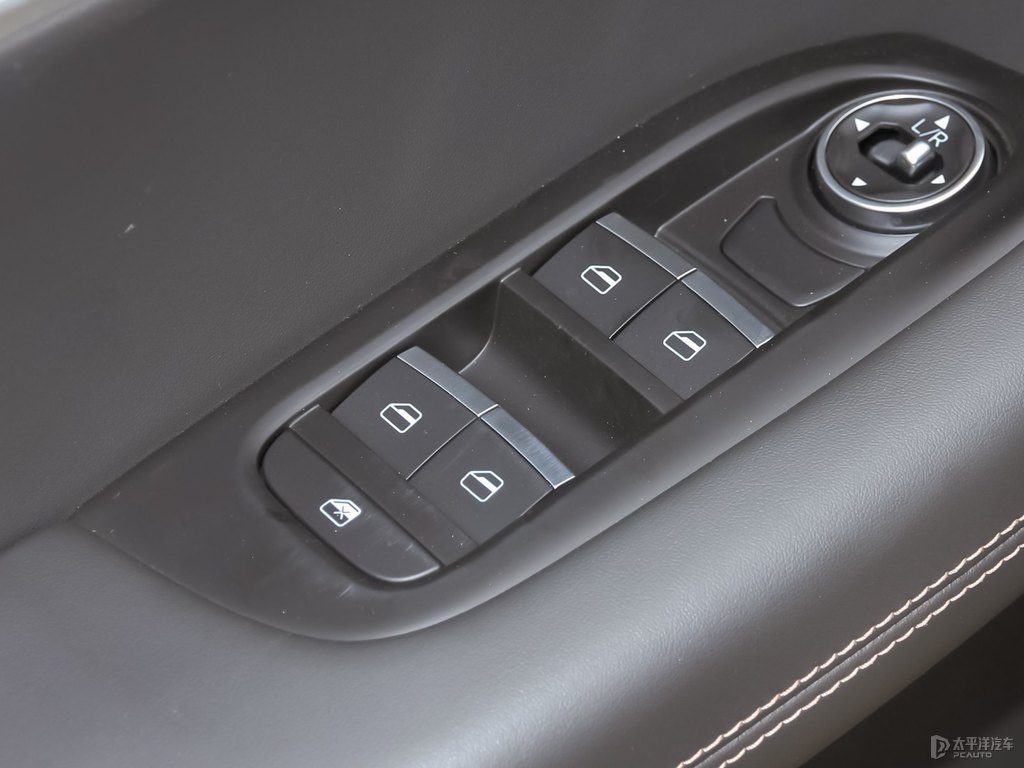 珍珠白瑞虎8車廂內飾圖片
