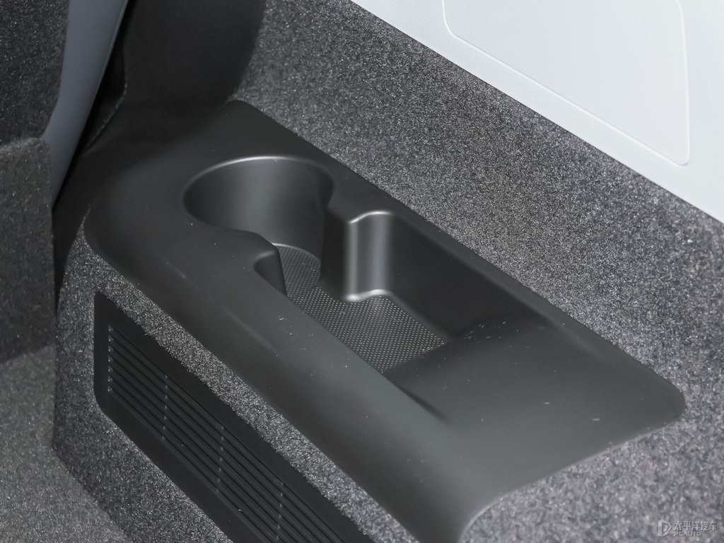 珍珠白瑞虎8后備廂空間圖片