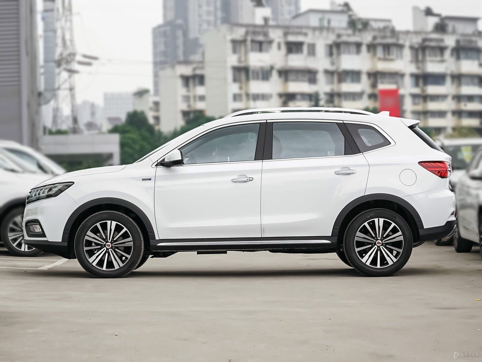 典雅白榮威RX5整車外觀外觀圖片