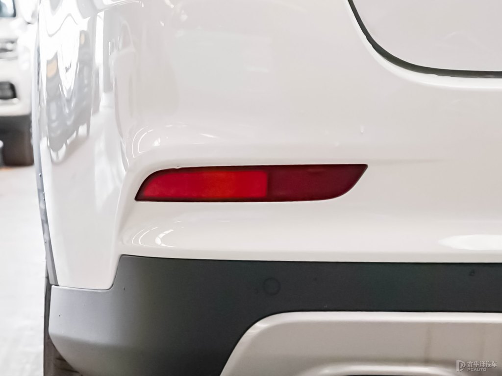 典雅白榮威RX5車尾外觀圖片