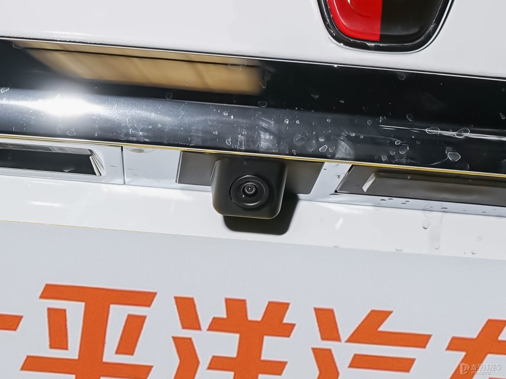 典雅白榮威RX5車尾外觀圖片