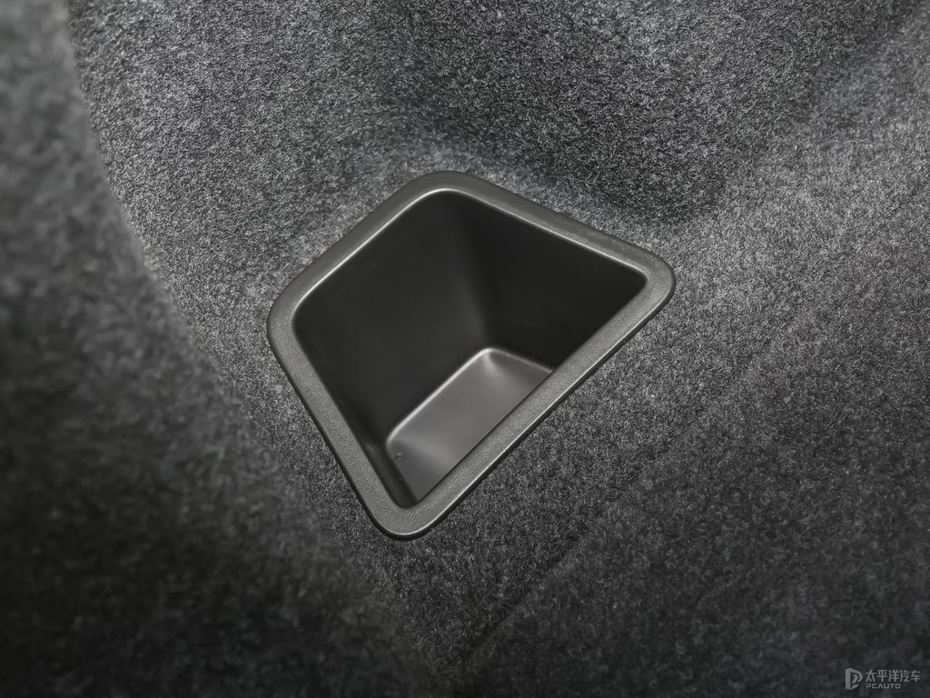 典雅白榮威RX5后備廂空間圖片