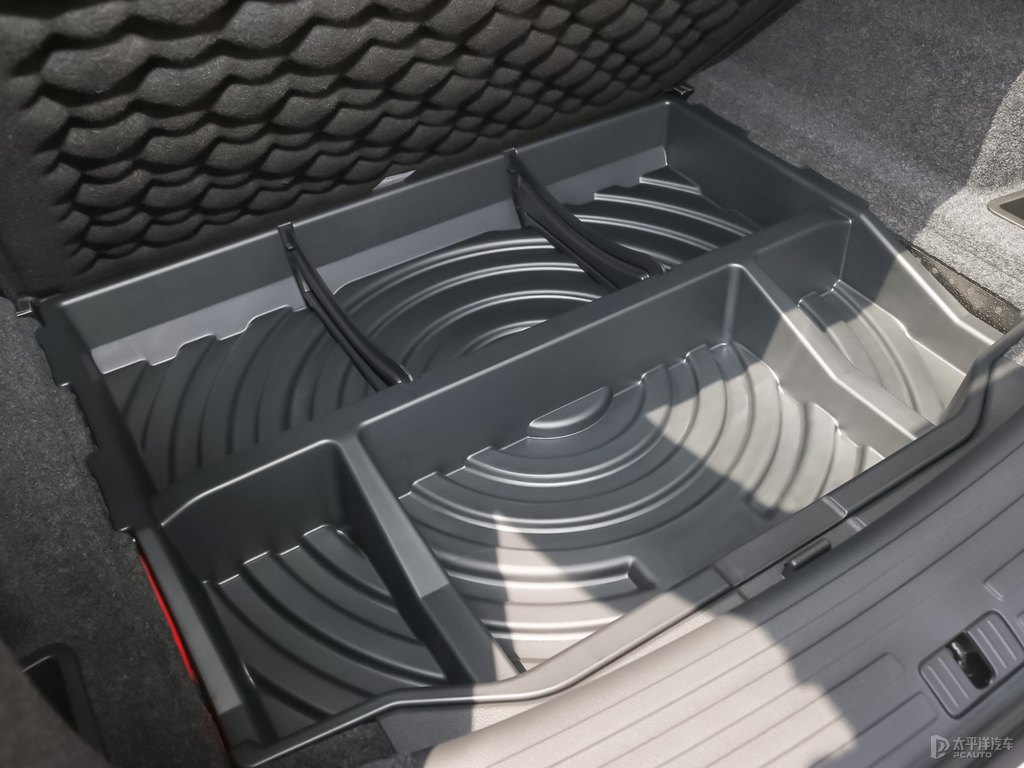 典雅白榮威RX5后備廂空間圖片